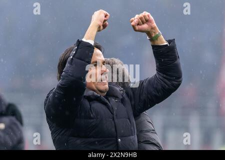 Milan, Italie - 22 avril 2024 - Milan-Inter série A - simone inzaghi entraîneur-chef f.c. Internazionale les joueurs célèbrent la victoire du championnat Serie A 2023-24 - Credit : Kines Milano/Alamy Live News Banque D'Images