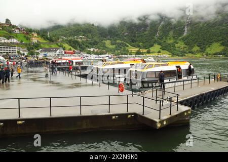 Petits bateaux sur l'amarrage du village côtier sous la montagne avec des cascades Banque D'Images