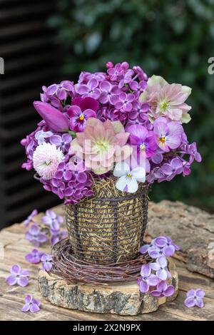 bouquet romantique de lilas, fleurs d'alto, roses de carême, tulipe et bellis perennis dans un vase vintage Banque D'Images