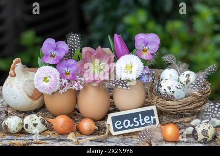 arrangement de pâques wirth oeufs décorés de fleurs printanières Banque D'Images