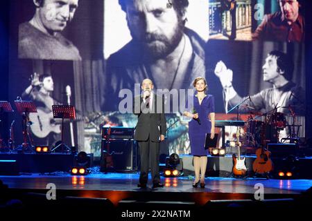 MOSCOU - 23 janvier : le directeur artistique du Théâtre Taganka Valery Zolotukhin et son épouse Irina Lindt avant la cérémonie de remise des prix 'Own Track', 23 janvier 2012, Mosc Banque D'Images