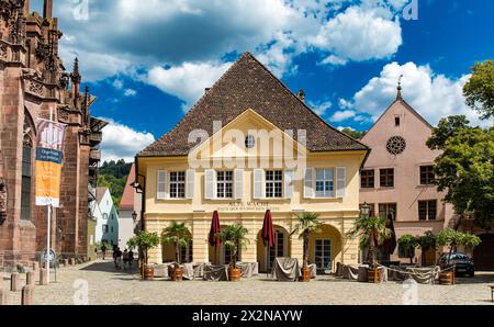 Blick auf die Alte Wache, welches jetzt das Haus der badischen Weine ist, in der Freiburger Altstadt. (Freiburg im Breisgau, Allemagne, 07.08.2023) Banque D'Images