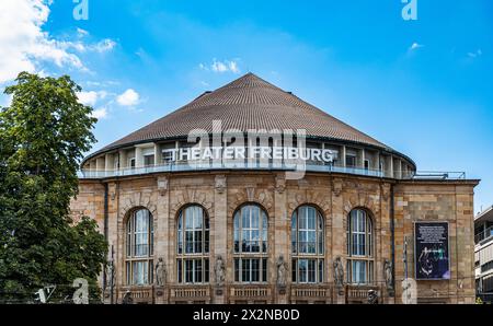 DAS Theater Freiburg vom Platz der alten Synagoge fotografiert. (Freiburg im Breisgau, Allemagne, 07.08.2022) Banque D'Images