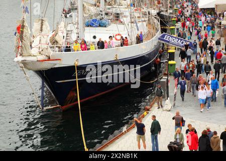 STAVANGER - JUILLET 28 : les gens sur le navire Eendracht à Stavanger The Tall races Competition le 28 juillet 2011 à Stavanger, Norvège. Équipes de nombreux navires de Banque D'Images