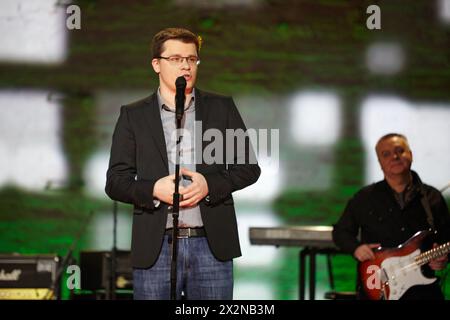 MOSCOU - 23 janvier : résident du Comedy Club Garik Bulldog Kharlamov se produit sur scène au Théâtre Taganka lors de la cérémonie de remise des prix du nom de Vladi Banque D'Images