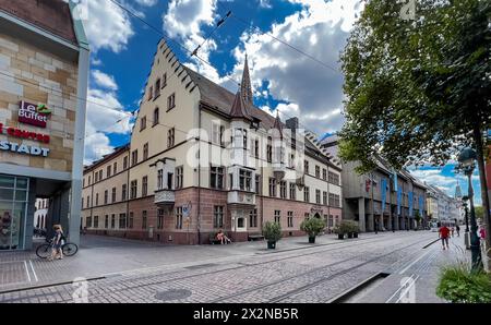 DAS Regierungspräsidium Freiburg ist mit Wandmalereien auf der Hausfassade geschmückt. (Freiburg im Breisgau, Allemagne, 07.08.2022) Banque D'Images