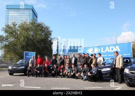 TOGLIATTI - SEPTEMBRE 30 : essai routier du club Lada Granta dans l'usine VAZ le 30 septembre 2011 à Togliatti, Russie. Le président russe Vladimir Poutine c Banque D'Images