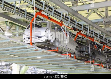 TOGLIATTI - SEPTEMBRE 30 : carrosseries de voitures Lada Kalina à l'usine Avtovaz le 30 septembre 2011 à Togliatti, Russie. Ventes totales d'AvtoVAZ en Russie a Banque D'Images