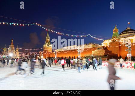 MOSCOU - 25 JANVIER : personnes à la patinoire GUM-Skating sur la place Rouge est ouverte du 1er décembre au 10 mars et accueille 450 personnes le 25 janvier 2012 à Mosco Banque D'Images