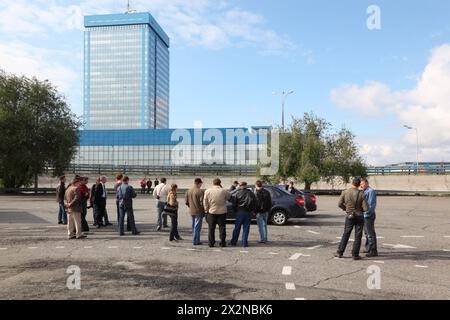 TOGLIATTI - SEPTEMBRE 30 : essai routier du club Lada Granta avec visite guidée de la production dans l'usine VAZ le 30 septembre 2011 à Togliatti, Russie Banque D'Images