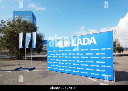 TOGLIATTI - SEPTEMBRE 30 : stand avec logo près du bureau de l'usine Lada VAZ le 30 septembre 2011 à Togliatti, Russie. AvtoVAZ - compa automobile russe Banque D'Images