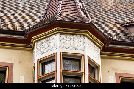 DAS Regierungspräsidium Freiburg ist mit Wandmalereien auf der Hausfassade geschmückt. (Freiburg im Breisgau, Allemagne, 07.08.2022) Banque D'Images