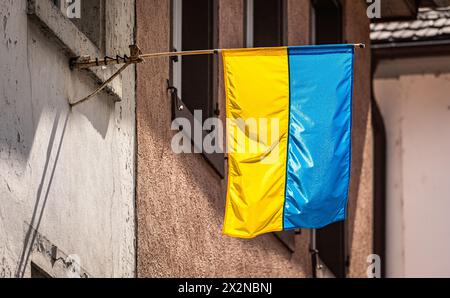 An einem Haus in der Freiburger Altstadt hängt eine ukrainische Flagge. (Freiburg im Breisgau, Allemagne, 07.08.2022) Banque D'Images