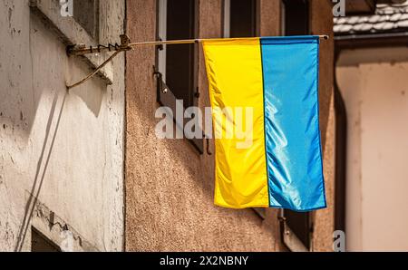 An einem Haus in der Freiburger Altstadt hängt eine ukrainische Flagge. (Freiburg im Breisgau, Allemagne, 07.08.2022) Banque D'Images