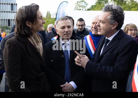 Laurent Jeanne, maire de Champigny-sur-Marne, Christophe Bechu, ministre français de la transition écologique et de la cohésion territoriale, Amélie Oudea-Castera, ministre française des Sports et des Olympiques et Olivier Capitanio, président du Val-de-Marne, assistent à la cérémonie d’inauguration de la station départementale d’épuration fluviale de Champigny-sur-Marne, près de Paris, le 23 avril 2024. C’est l’un des cinq projets d’ingénierie que la région parisienne entreprend pour assainir la Seine et la Marne afin de permettre la tenue d’épreuves de natation lors des Jeux olympiques d’été de Paris 2024. Photo de Raphael LAF Banque D'Images