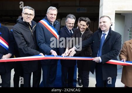 Laurent Jeanne, maire de Champigny-sur-Marne, Christophe Bechu, ministre français de la transition écologique et de la cohésion territoriale, Amélie Oudea-Castera, ministre française des Sports et des Olympiques et Olivier Capitanio, président du Val-de-Marne, assistent à la cérémonie d’inauguration de la station départementale d’épuration fluviale de Champigny-sur-Marne, près de Paris, le 23 avril 2024. C’est l’un des cinq projets d’ingénierie que la région parisienne entreprend pour assainir la Seine et la Marne afin de permettre la tenue d’épreuves de natation lors des Jeux olympiques d’été de Paris 2024. Photo de Raphael LAF Banque D'Images