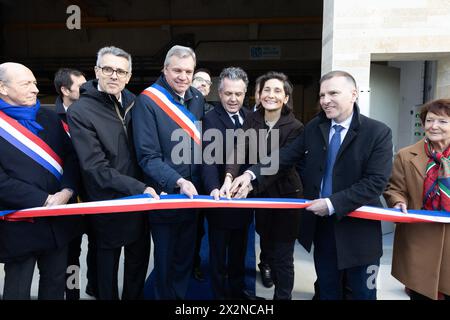 Laurent Jeanne, maire de Champigny-sur-Marne, Christophe Bechu, ministre français de la transition écologique et de la cohésion territoriale, Amélie Oudea-Castera, ministre française des Sports et des Olympiques et Olivier Capitanio, président du Val-de-Marne, assistent à la cérémonie d’inauguration de la station départementale d’épuration fluviale de Champigny-sur-Marne, près de Paris, le 23 avril 2024. C’est l’un des cinq projets d’ingénierie que la région parisienne entreprend pour assainir la Seine et la Marne afin de permettre la tenue d’épreuves de natation lors des Jeux olympiques d’été de Paris 2024. Photo de Raphael LAF Banque D'Images