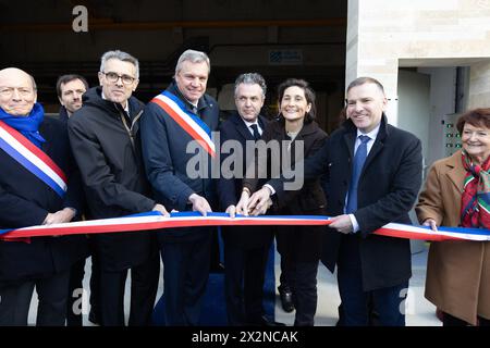 Laurent Jeanne, maire de Champigny-sur-Marne, Christophe Bechu, ministre français de la transition écologique et de la cohésion territoriale, Amélie Oudea-Castera, ministre française des Sports et des Olympiques et Olivier Capitanio, président du Val-de-Marne, assistent à la cérémonie d’inauguration de la station départementale d’épuration fluviale de Champigny-sur-Marne, près de Paris, le 23 avril 2024. C’est l’un des cinq projets d’ingénierie que la région parisienne entreprend pour assainir la Seine et la Marne afin de permettre la tenue d’épreuves de natation lors des Jeux olympiques d’été de Paris 2024. Photo de Raphael LAF Banque D'Images