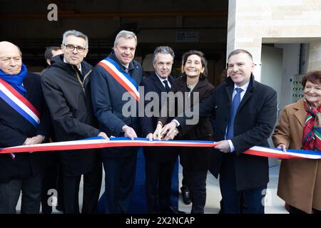 Laurent Jeanne, maire de Champigny-sur-Marne, Christophe Bechu, ministre français de la transition écologique et de la cohésion territoriale, Amélie Oudea-Castera, ministre française des Sports et des Olympiques et Olivier Capitanio, président du Val-de-Marne, assistent à la cérémonie d’inauguration de la station départementale d’épuration fluviale de Champigny-sur-Marne, près de Paris, le 23 avril 2024. C’est l’un des cinq projets d’ingénierie que la région parisienne entreprend pour assainir la Seine et la Marne afin de permettre la tenue d’épreuves de natation lors des Jeux olympiques d’été de Paris 2024. Photo de Raphael LAF Banque D'Images