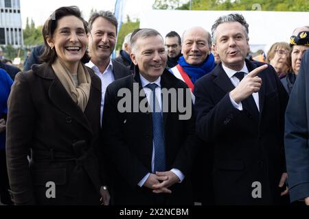 Laurent Jeanne, maire de Champigny-sur-Marne, Christophe Bechu, ministre français de la transition écologique et de la cohésion territoriale, Amélie Oudea-Castera, ministre française des Sports et des Olympiques et Olivier Capitanio, président du Val-de-Marne, assistent à la cérémonie d’inauguration de la station départementale d’épuration fluviale de Champigny-sur-Marne, près de Paris, le 23 avril 2024. C’est l’un des cinq projets d’ingénierie que la région parisienne entreprend pour assainir la Seine et la Marne afin de permettre la tenue d’épreuves de natation lors des Jeux olympiques d’été de Paris 2024. Photo de Raphael LAF Banque D'Images