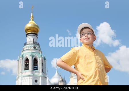 Petit garçon près de la cathédrale Sainte Résurrection à Vologda, Russie Banque D'Images