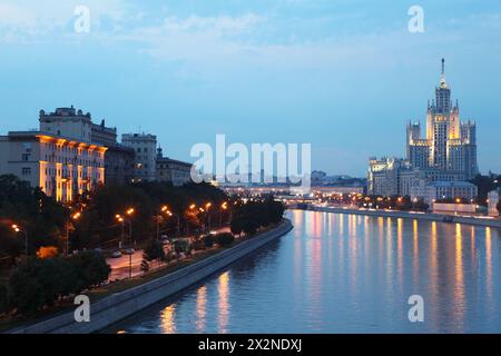 Immeuble de grande hauteur sur le quai de Kotelnicheskaya le soir à Moscou, Russie. Banque D'Images