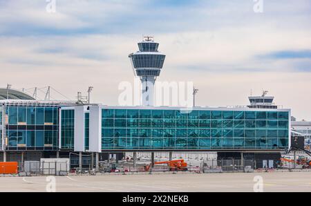 Blick zum Kontrollturm des Flughafen München im Erdingermoos. (München, Allemagne, 09.10.2022) Banque D'Images