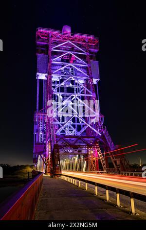 Pont de Newport illuminé avec sentiers légers Banque D'Images
