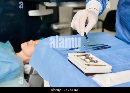 Personne dans un lit d'hôpital recevant des soins médicaux de professionnels de la santé. Banque D'Images