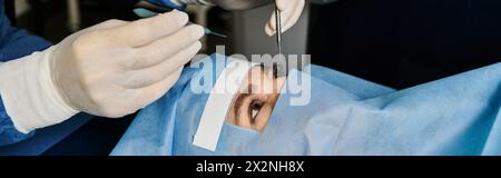 Médecin effectuant une correction de la vision au laser sur le visage de la femme. Banque D'Images