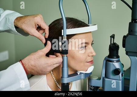 Femme au cabinet de médecins subissant un examen oculaire pour correction de la vision au laser. Banque D'Images