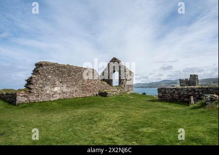 L'image est du château historique de Peel datant du XIIe siècle et de l'abbaye sur la côte ouest de l'île de Man. Banque D'Images