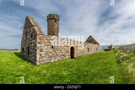 Image pittoresque dans le parc de l'historique château et abbaye de Peel sur la côte ouest de l'île de Man, vu ici avec la tour défensive du château Banque D'Images