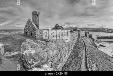 Image pittoresque dans le parc de l'historique château et abbaye de Peel sur la côte ouest de l'île de Man, vu ici avec la tour défensive du château Banque D'Images