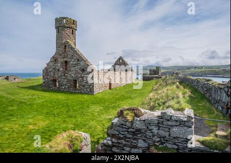 Image pittoresque dans le parc de l'historique château et abbaye de Peel sur la côte ouest de l'île de Man, vu ici avec la tour défensive du château Banque D'Images