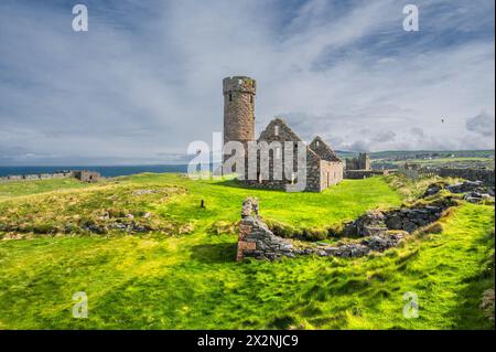 Image pittoresque dans le parc de l'historique château et abbaye de Peel sur la côte ouest de l'île de Man, vu ici avec la tour défensive du château Banque D'Images