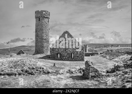 Image pittoresque dans le parc de l'historique château et abbaye de Peel sur la côte ouest de l'île de Man, vu ici avec la tour défensive du château Banque D'Images