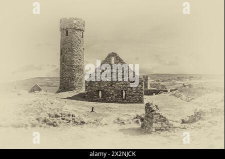 Image pittoresque dans le parc de l'historique château et abbaye de Peel sur la côte ouest de l'île de Man, vu ici avec la tour défensive du château Banque D'Images