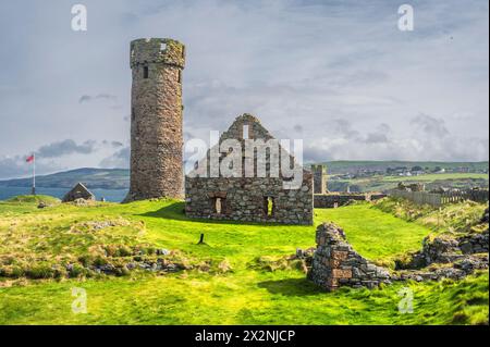 Image pittoresque dans le parc de l'historique château et abbaye de Peel sur la côte ouest de l'île de Man, vu ici avec la tour défensive du château Banque D'Images