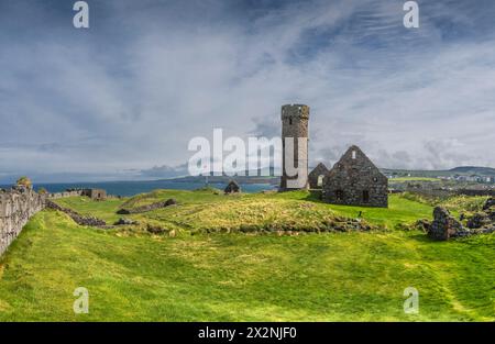 Image pittoresque dans le parc de l'historique château et abbaye de Peel sur la côte ouest de l'île de Man, vu ici avec la tour défensive du château Banque D'Images