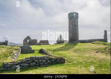 Image panoramique générale du château historique de Peel datant du XIIe siècle et de l'abbaye sur la côte ouest de l'île de Man, regardant vers la tour défensive. Banque D'Images