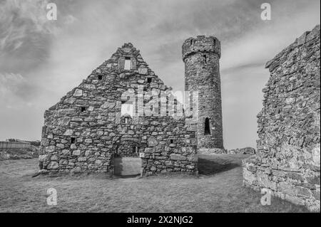 Image panoramique générale du château historique de Peel datant du XIIe siècle et de l'abbaye sur la côte ouest de l'île de Man, regardant vers la tour défensive. Banque D'Images