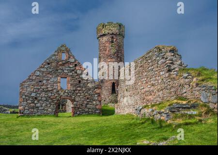 Image panoramique générale du château historique de Peel datant du XIIe siècle et de l'abbaye sur la côte ouest de l'île de Man, regardant vers la tour défensive. Banque D'Images