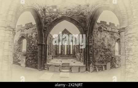 L'image est de ce qui était l'intérieur de l'abbaye du château de Peel à l'historique château de Peel sur la côte ouest de l'île de Man. Banque D'Images