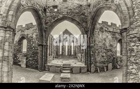 L'image est de ce qui était l'intérieur de l'abbaye du château de Peel à l'historique château de Peel sur la côte ouest de l'île de Man. Banque D'Images