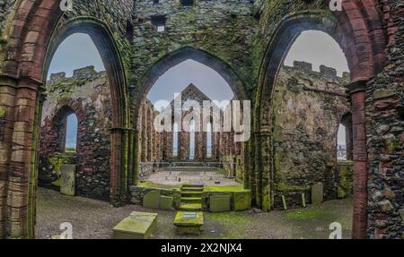 L'image est de ce qui était l'intérieur de l'abbaye du château de Peel à l'historique château de Peel sur la côte ouest de l'île de Man. Banque D'Images