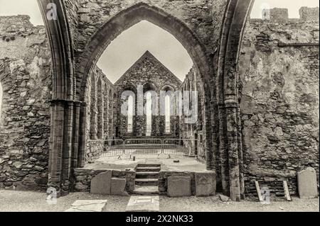 L'image est de ce qui était l'intérieur de l'abbaye du château de Peel à l'historique château de Peel sur la côte ouest de l'île de Man. Banque D'Images