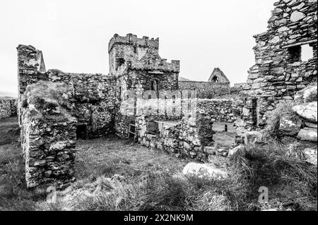 L'image panoramique générale est du château historique de Peel du 12ème siècle et de l'abbaye sur la côte ouest de l'île de Man. Banque D'Images