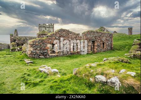 L'image panoramique générale est du château historique de Peel du 12ème siècle et de l'abbaye sur la côte ouest de l'île de Man. Banque D'Images