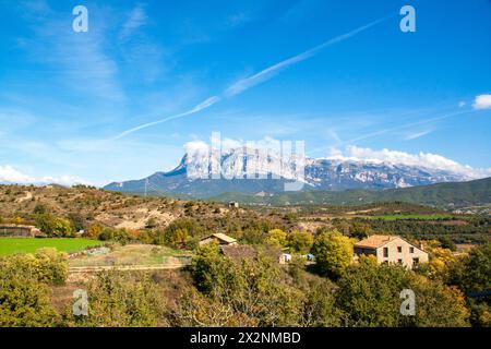 Peña Montañesa vu d'Ainsa dans la région de l'Aragon Banque D'Images